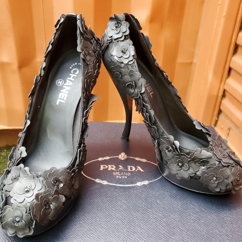 Chanel Black Leather Laser Cut Camellia Platform Pumps 40. - Picture 8 of 16